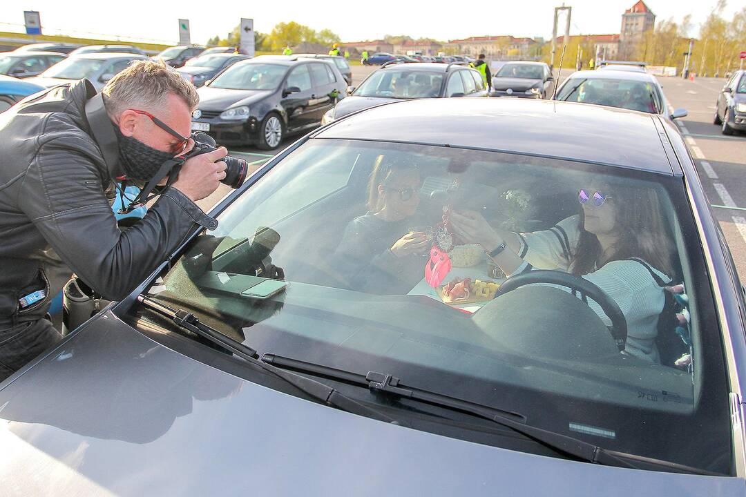 Kinas iš automobilio Nemuno saloje