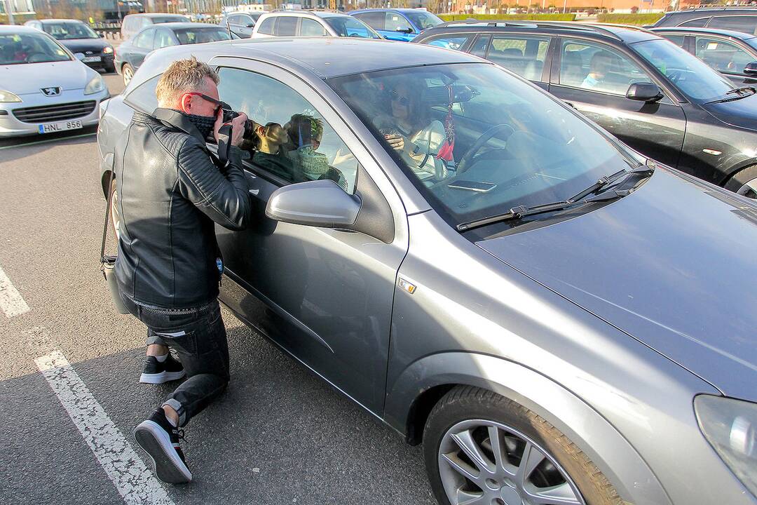 Kinas iš automobilio Nemuno saloje