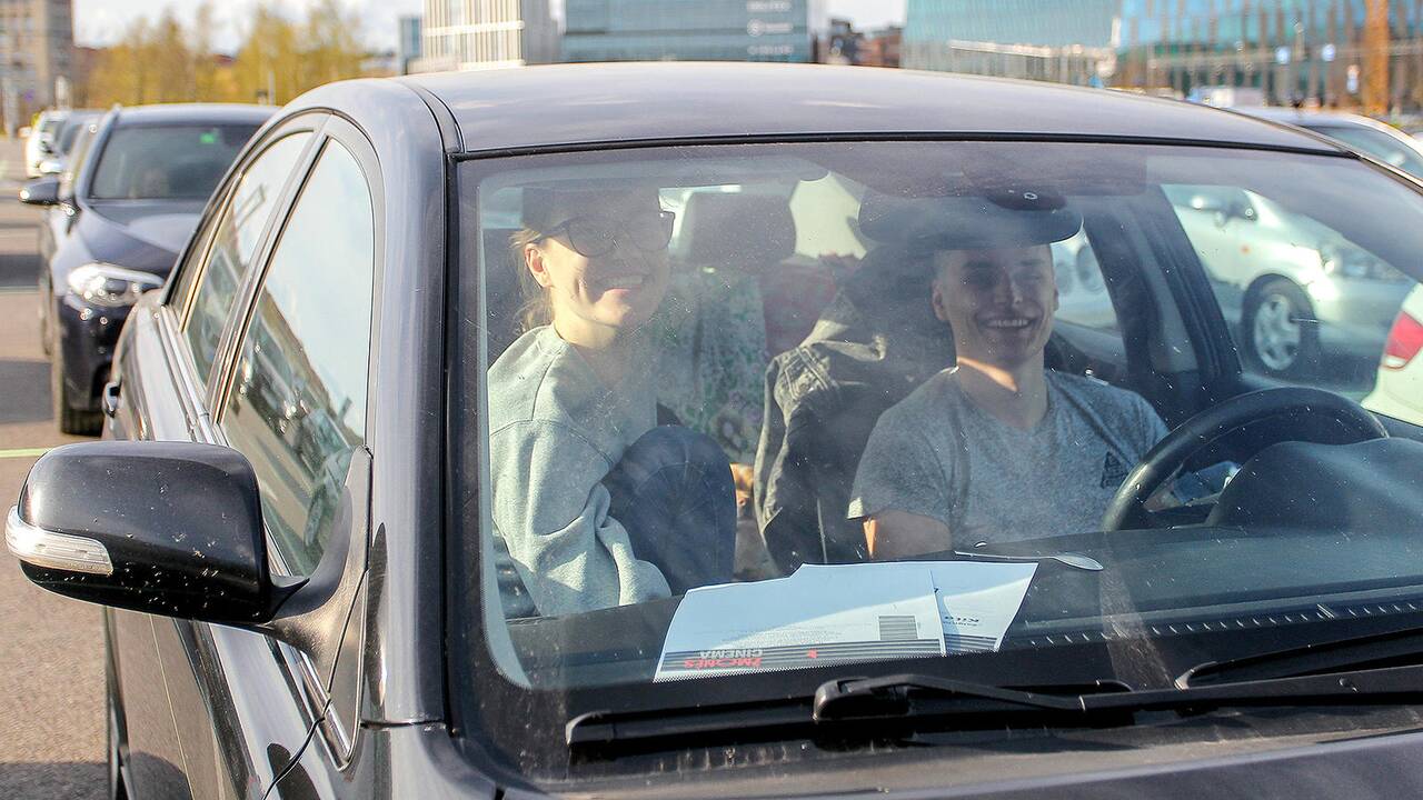 Kinas iš automobilio Nemuno saloje