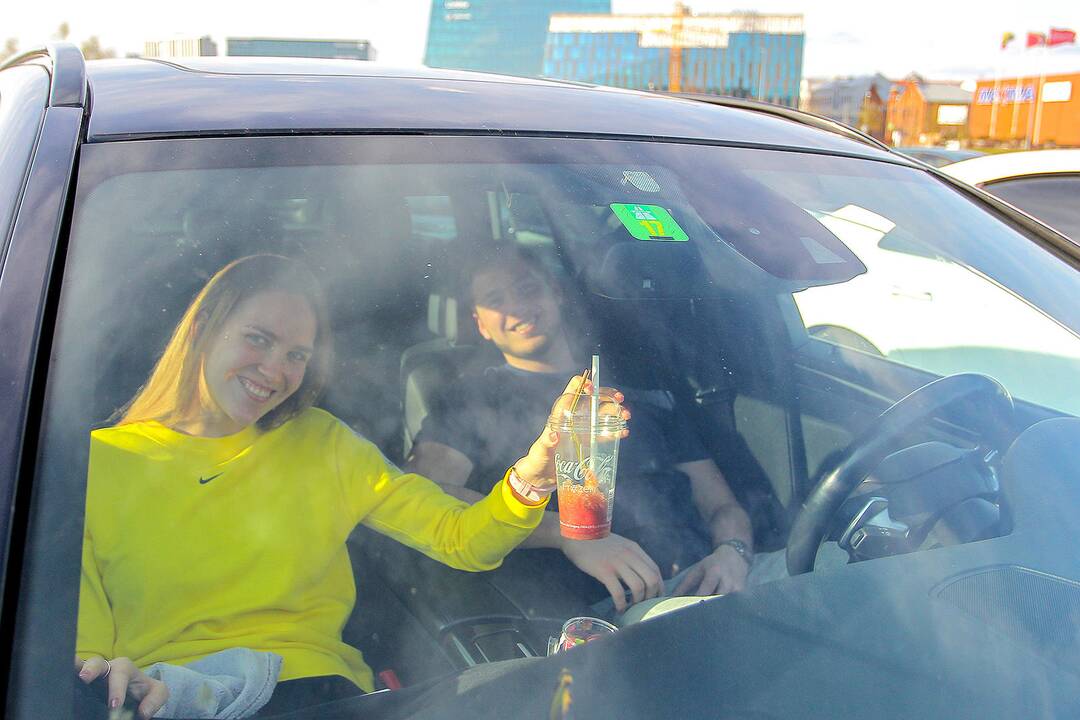 Kinas iš automobilio Nemuno saloje