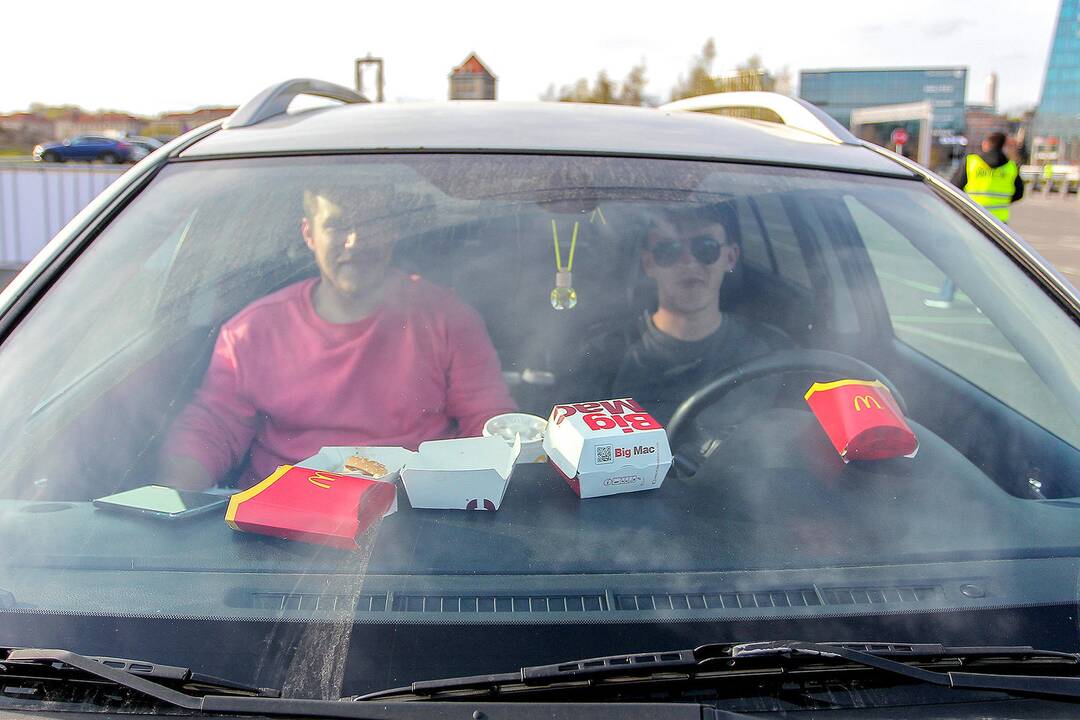 Kinas iš automobilio Nemuno saloje