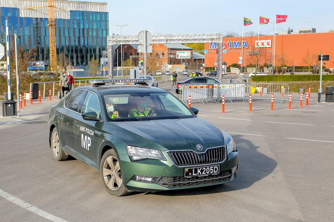 Kinas iš automobilio Nemuno saloje