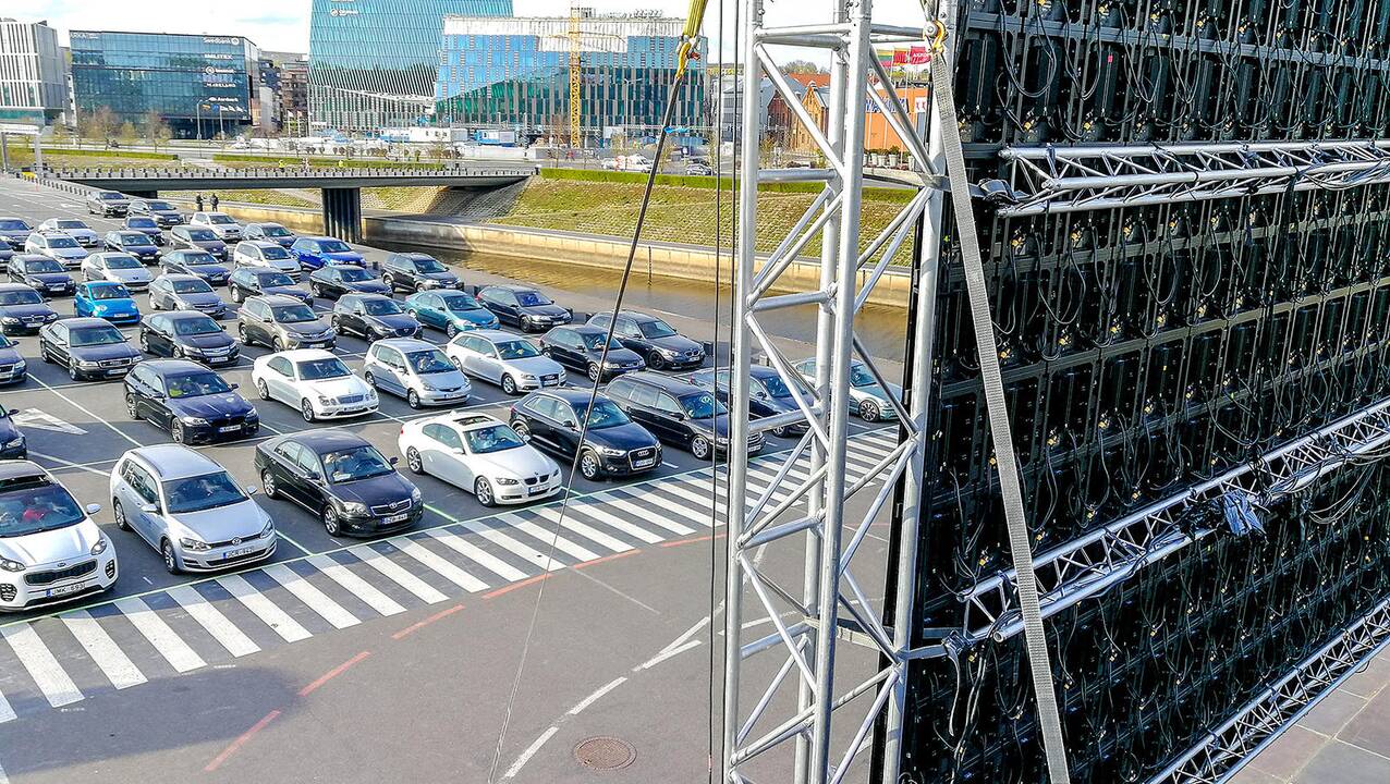 Kinas iš automobilio Nemuno saloje