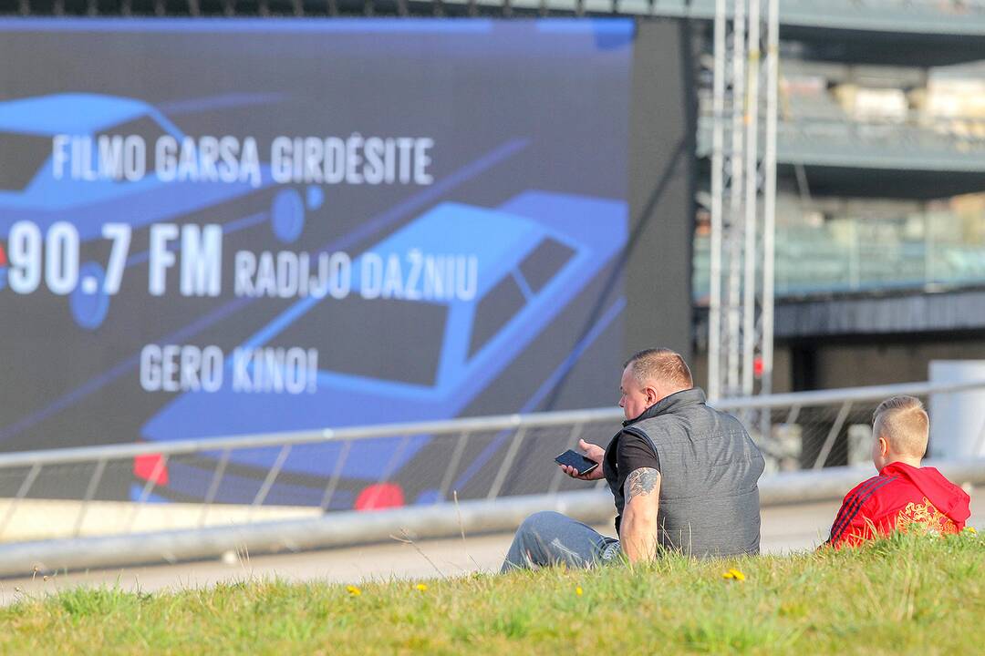 Kinas iš automobilio Nemuno saloje