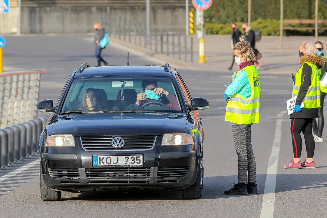 Kinas iš automobilio Nemuno saloje