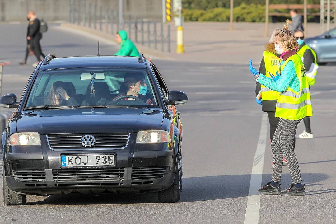 Kinas iš automobilio Nemuno saloje