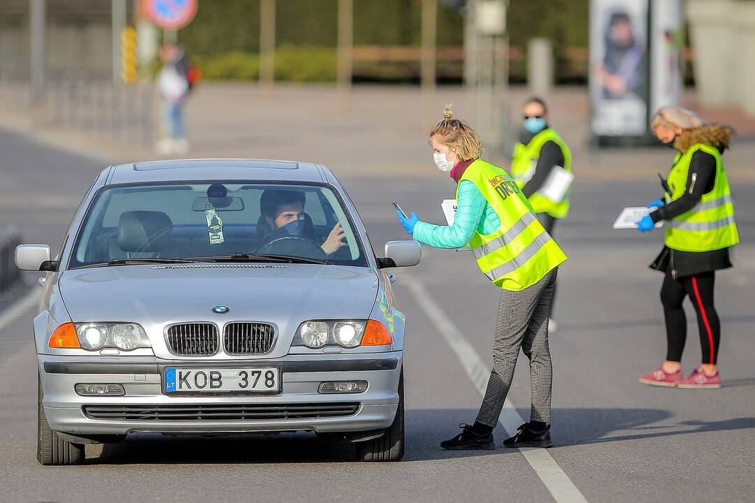 Kinas iš automobilio Nemuno saloje