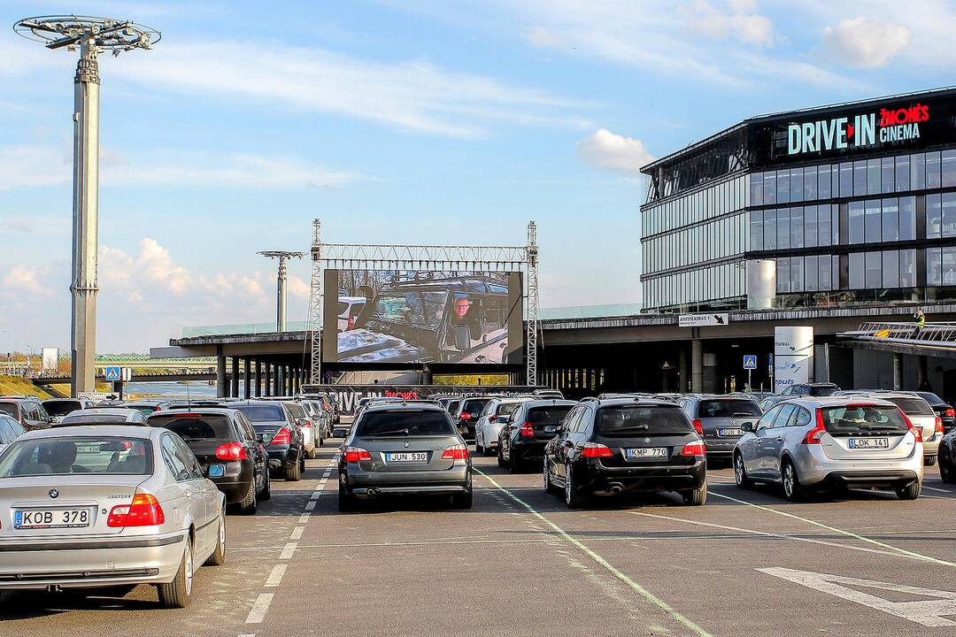 Kinas iš automobilio Nemuno saloje