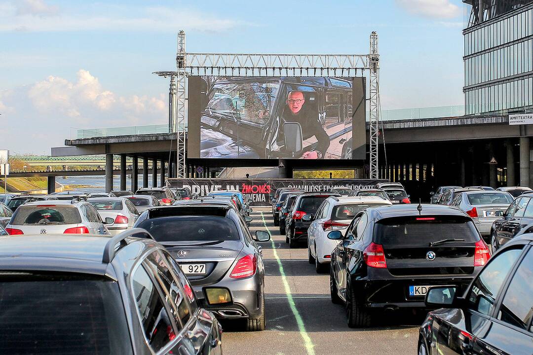 Kinas iš automobilio Nemuno saloje
