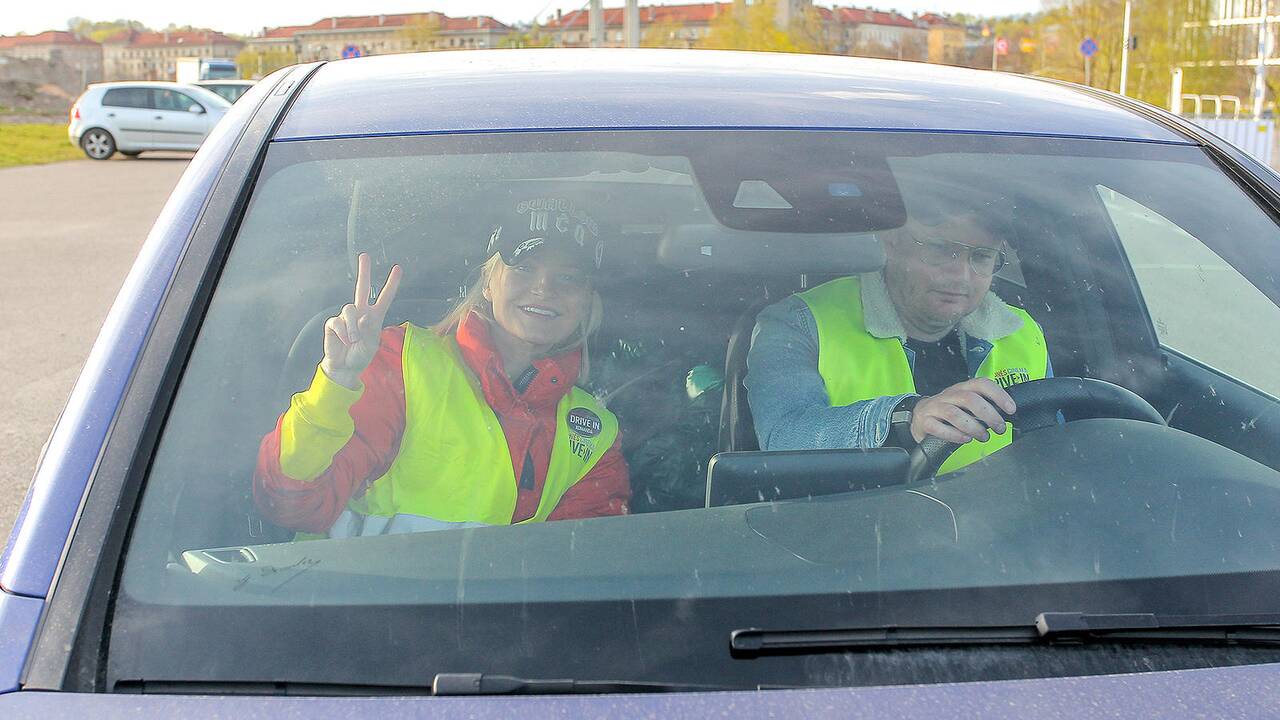 Kinas iš automobilio Nemuno saloje