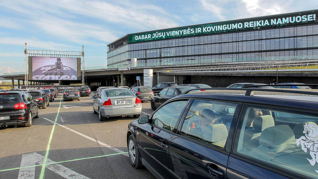 Kinas iš automobilio Nemuno saloje