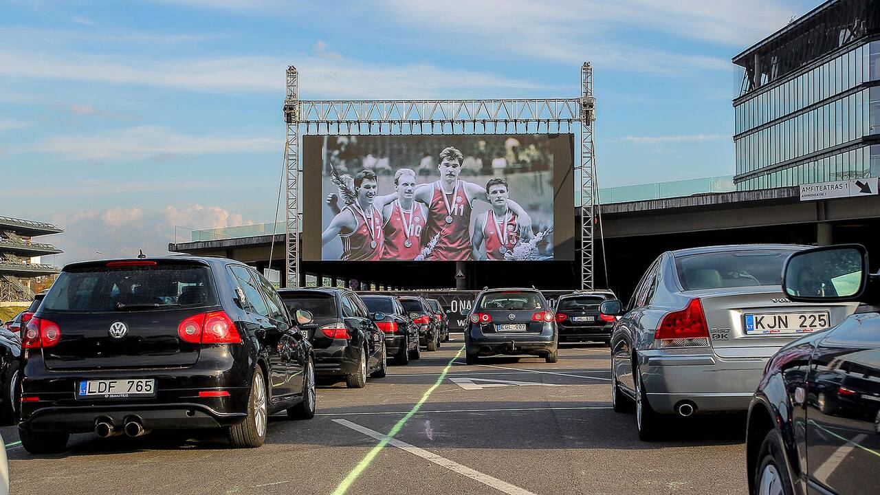 Kinas iš automobilio Nemuno saloje