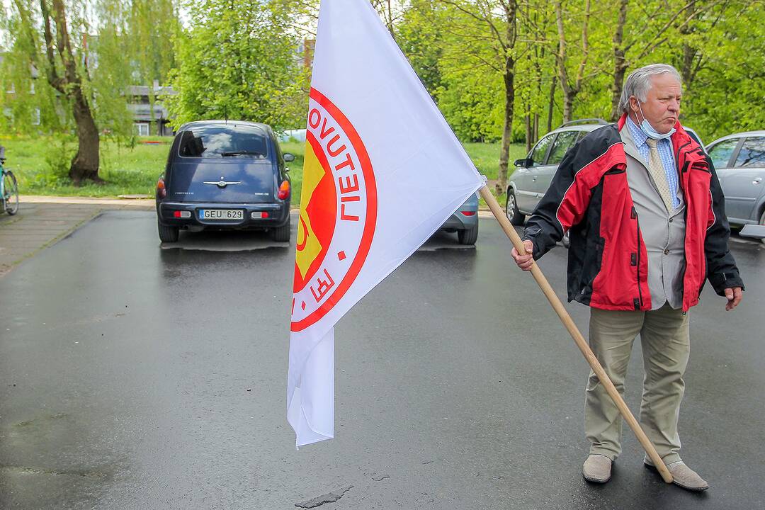Samariečiai dalijo nemokamą košę skurstantiems