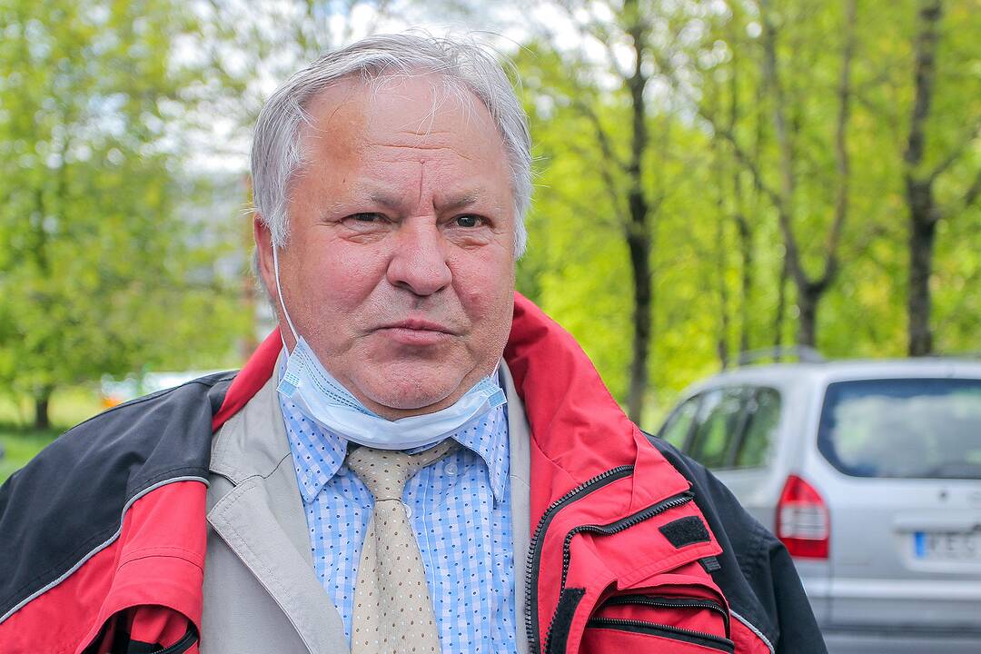 Samariečiai dalijo nemokamą košę skurstantiems