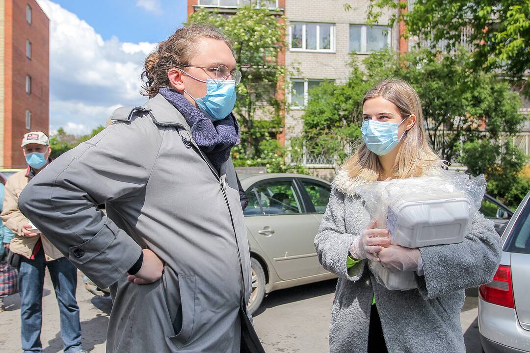 Samariečiai dalijo nemokamą košę skurstantiems