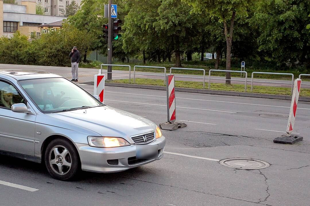 Savanorių prospekte atsiveria duobė