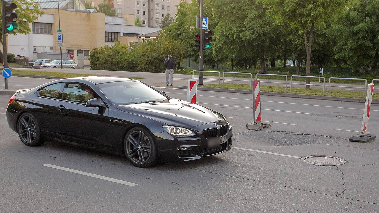 Savanorių prospekte atsiveria duobė