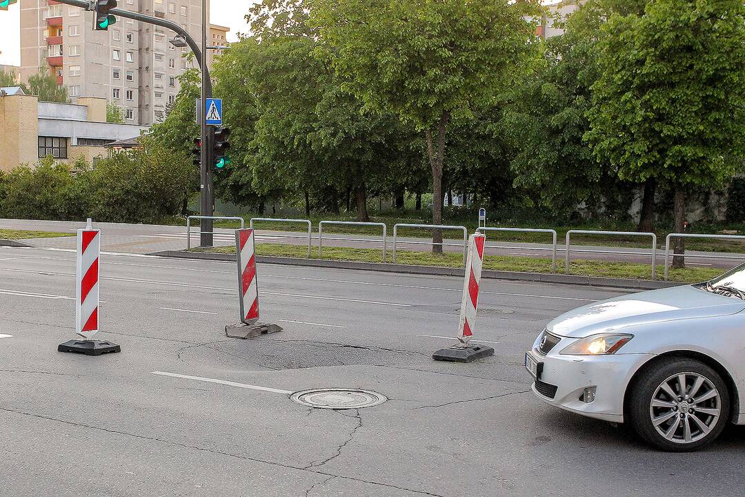 Savanorių prospekte atsiveria duobė
