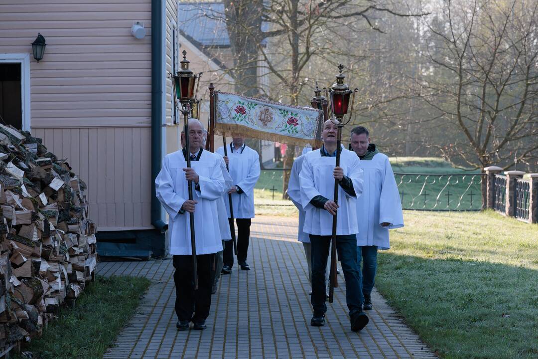 Velykų ryto mišios Tabariškių Kristaus Karaliaus bažnyčioje