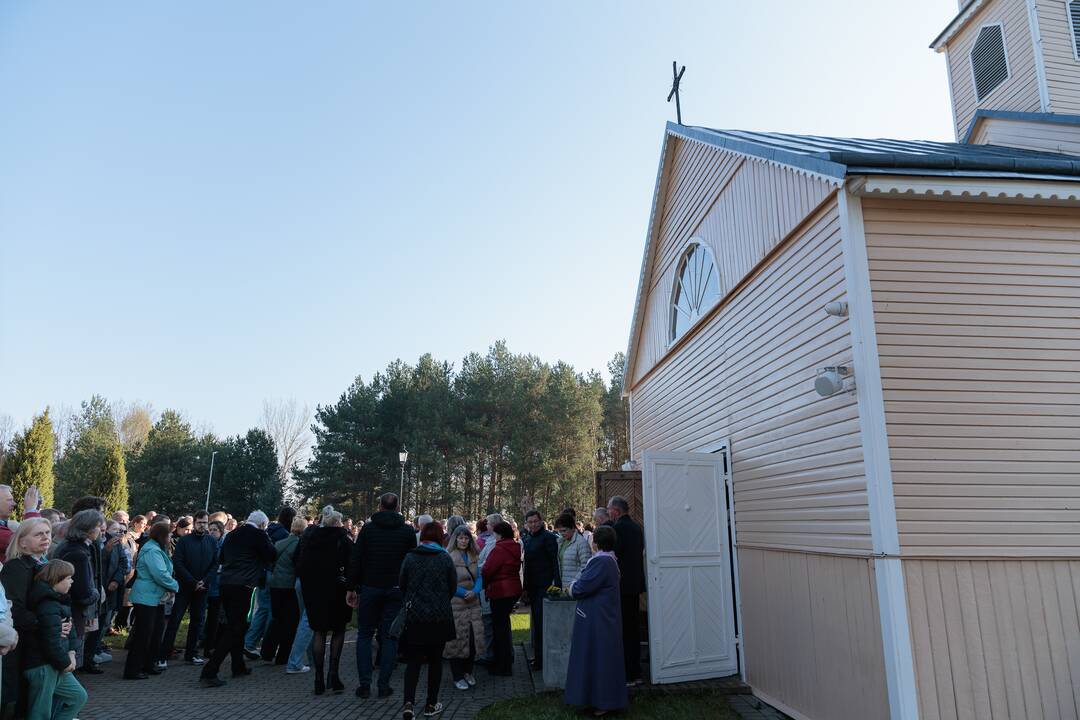Velykų ryto mišios Tabariškių Kristaus Karaliaus bažnyčioje