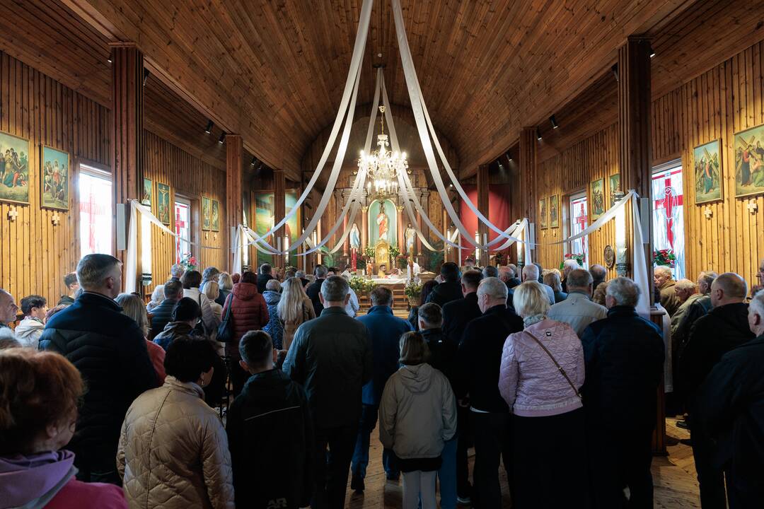 Velykų ryto mišios Tabariškių Kristaus Karaliaus bažnyčioje