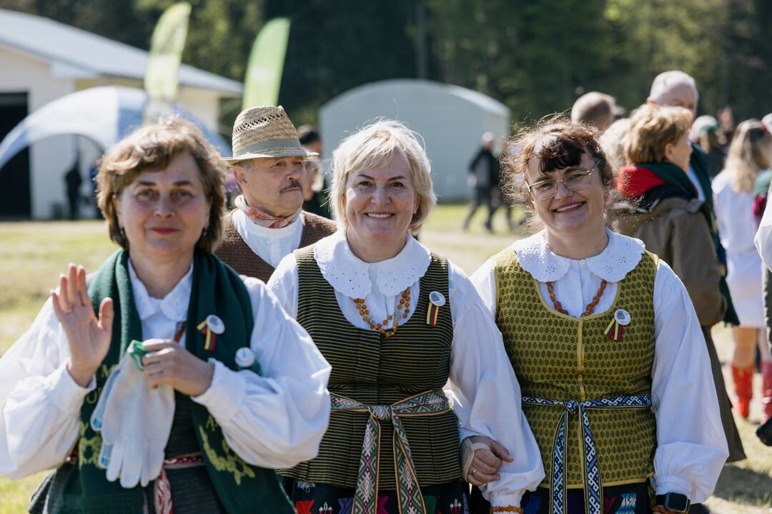 Ukrainos karo aukų atminimo ąžuolyne - dar daugiau ąžuolų