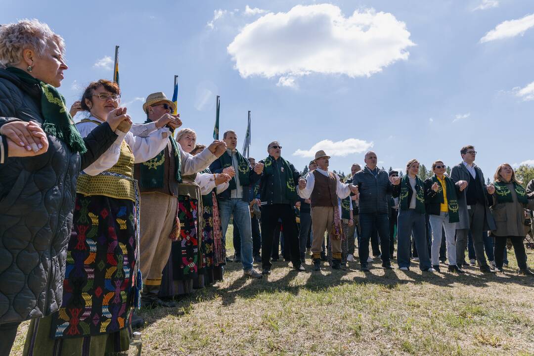 Ukrainos karo aukų atminimo ąžuolyne - dar daugiau ąžuolų