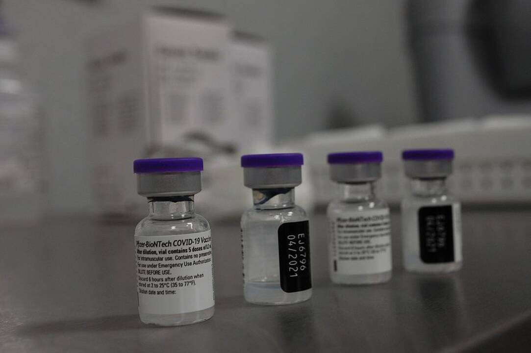 Apie COVID-19 vakciną, kuria pradėti skiepyti ir Lietuvos medikai: kuo ji skiriasi nuo kitų?