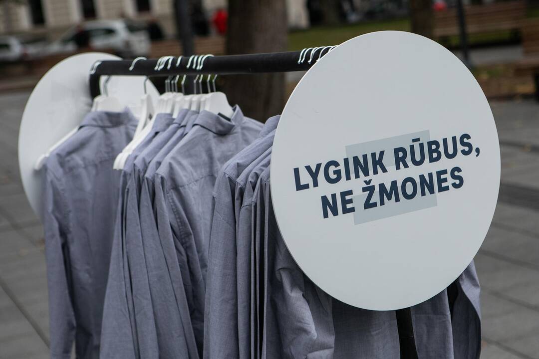 Socialinė iniciatyva „Lygink rūbus, o ne žmones“