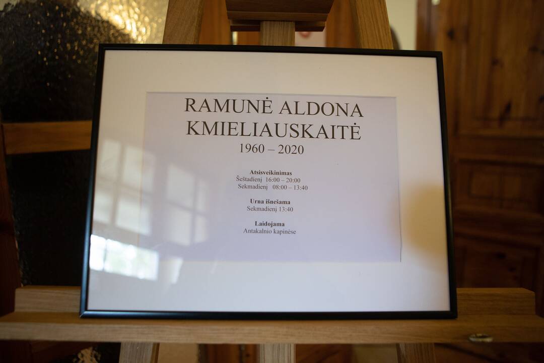 Atsisveikinimas su dailininke R. Kmieliauskaite