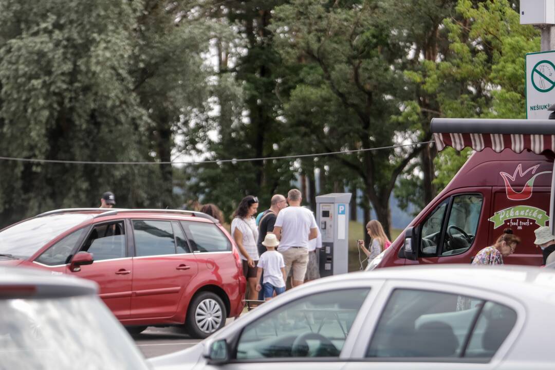 Kauniečiai savaitgalį leido prie vandens telkinių