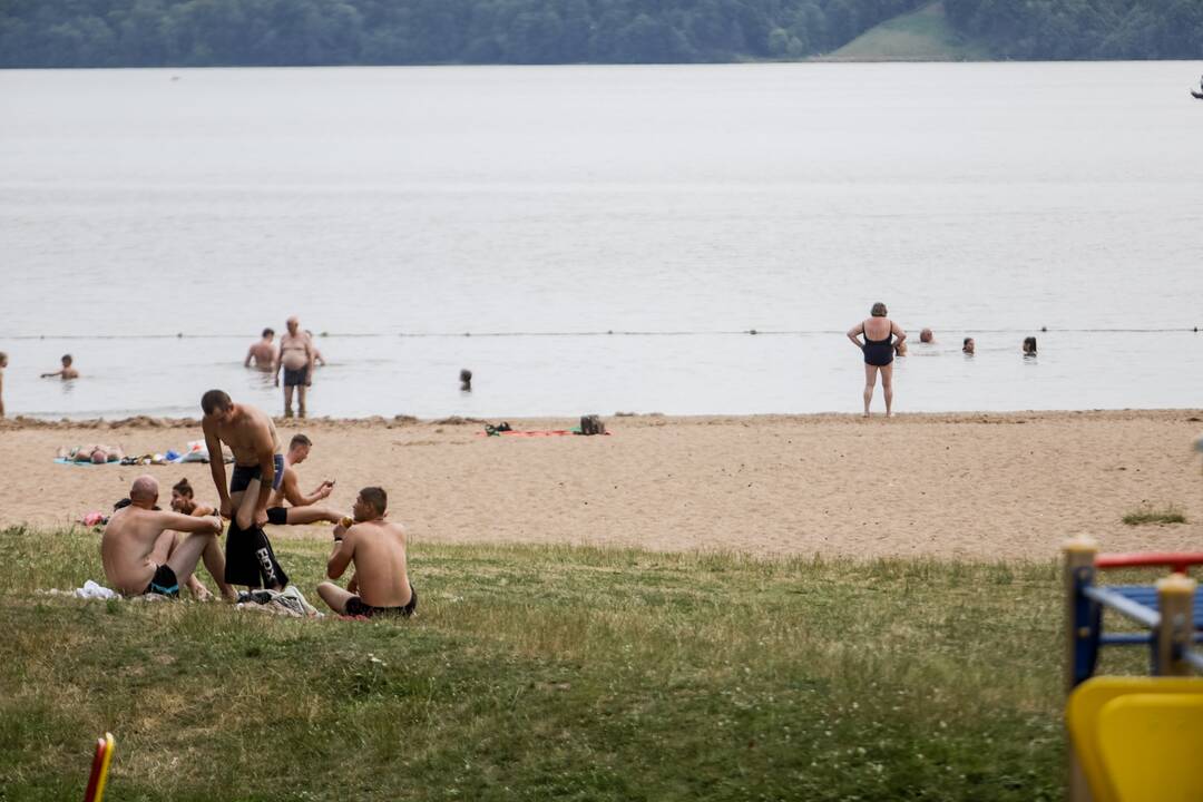 Kauniečiai savaitgalį leido prie vandens telkinių