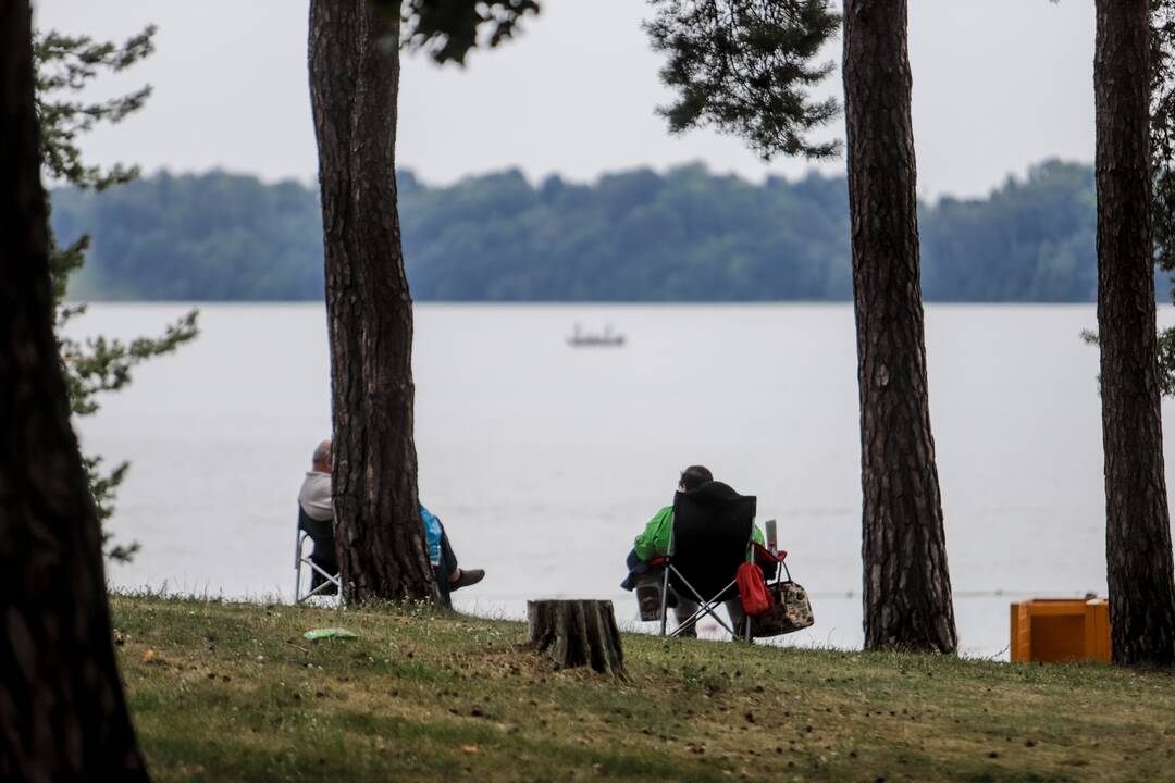 Kauniečiai savaitgalį leido prie vandens telkinių