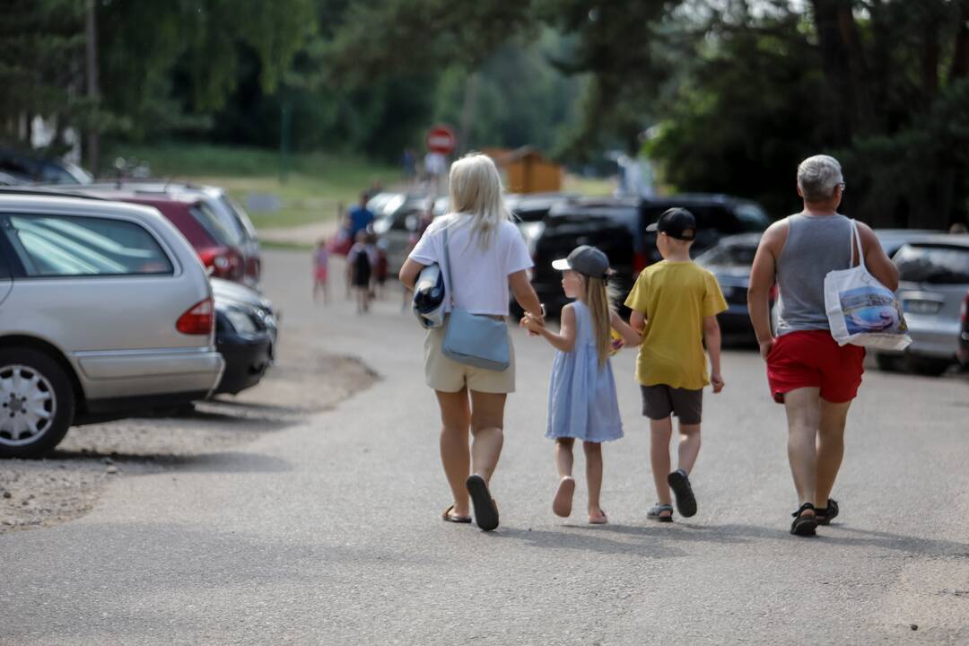 Kauniečiai savaitgalį leido prie vandens telkinių