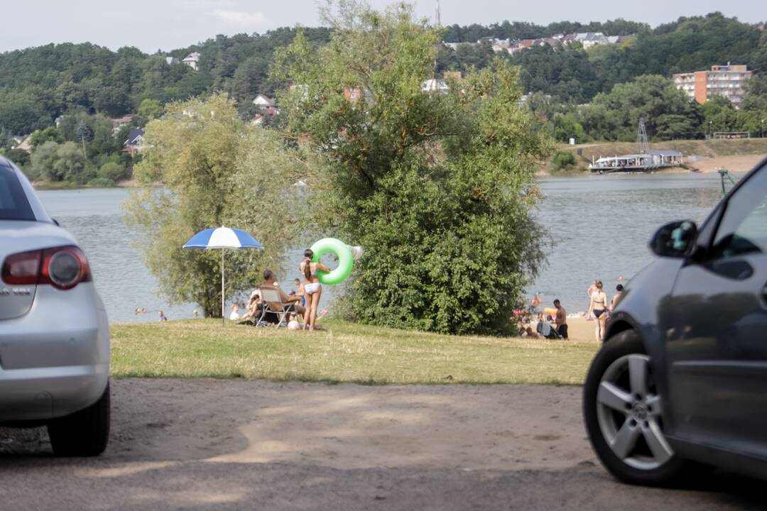 Kauniečiai savaitgalį leido prie vandens telkinių