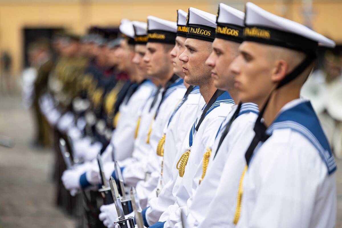 Oficiali Lenkijos gynybos ministro ir delegacijos pasitikimo ceremonija
