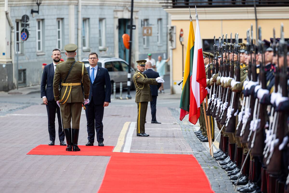 Oficiali Lenkijos gynybos ministro ir delegacijos pasitikimo ceremonija