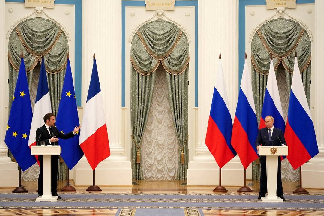 Emmanuelis Macronas (kairėje) ir Vladimiras Putinas