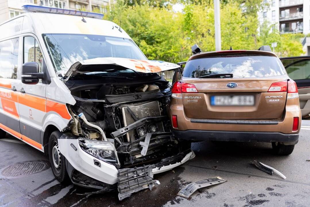 Greitosios pagalbos automobilio ir „Subaru“ avarija Antakalnyje