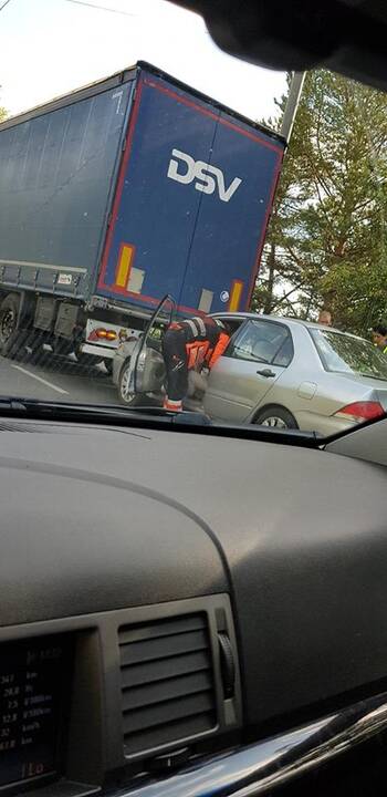 Petrašiūnuose susidūrė lengvasis automobilis ir sunkvežimis: sužalota moteris