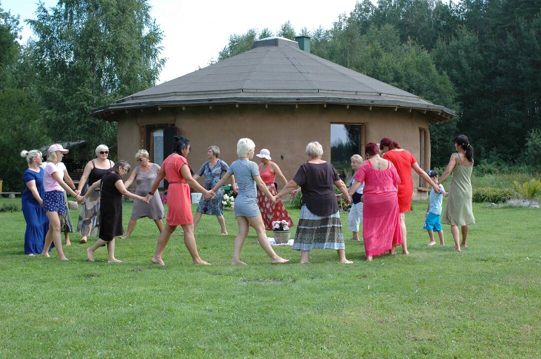Šiaudinių namų bendruomenės ambasadoriais vadinami Augučiai savo indėlio nesureikšmina. "Visus kardokiškius vienija meilė gamtai ir gyvenimo būdas", – sako jie.
