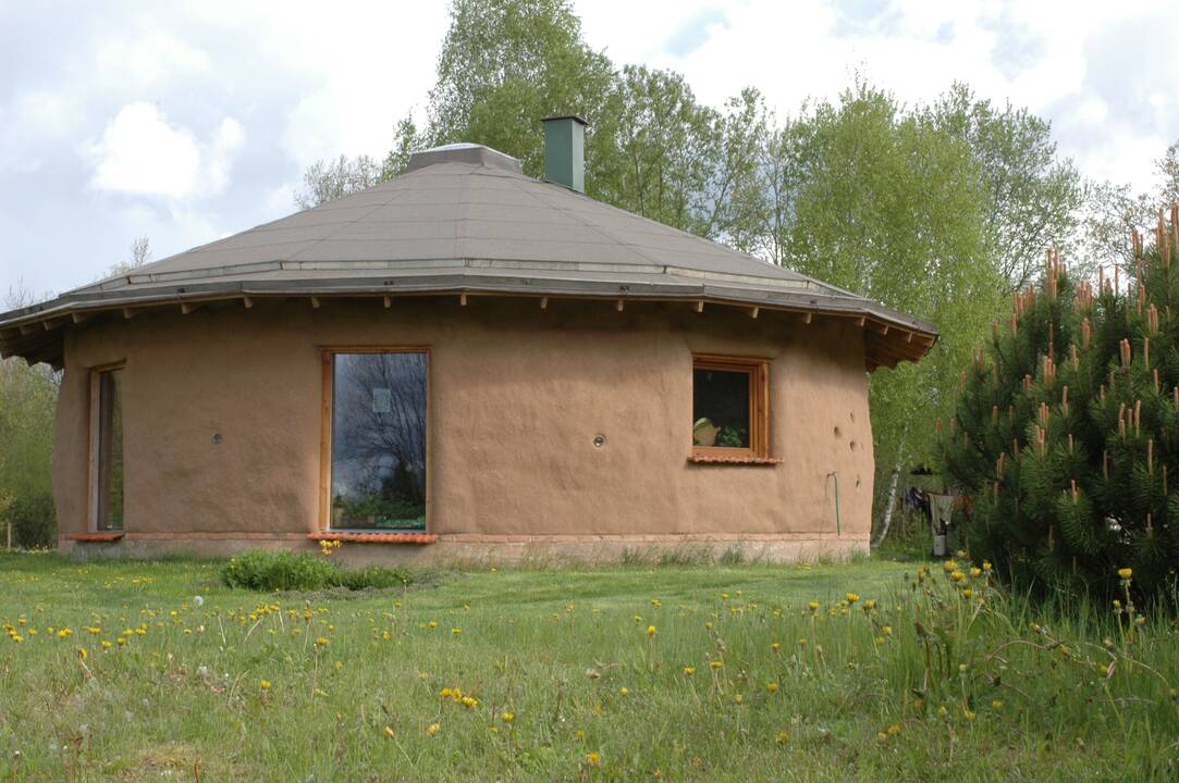 Šiaudinių namų bendruomenės ambasadoriais vadinami Augučiai savo indėlio nesureikšmina. "Visus kardokiškius vienija meilė gamtai ir gyvenimo būdas", – sako jie.
