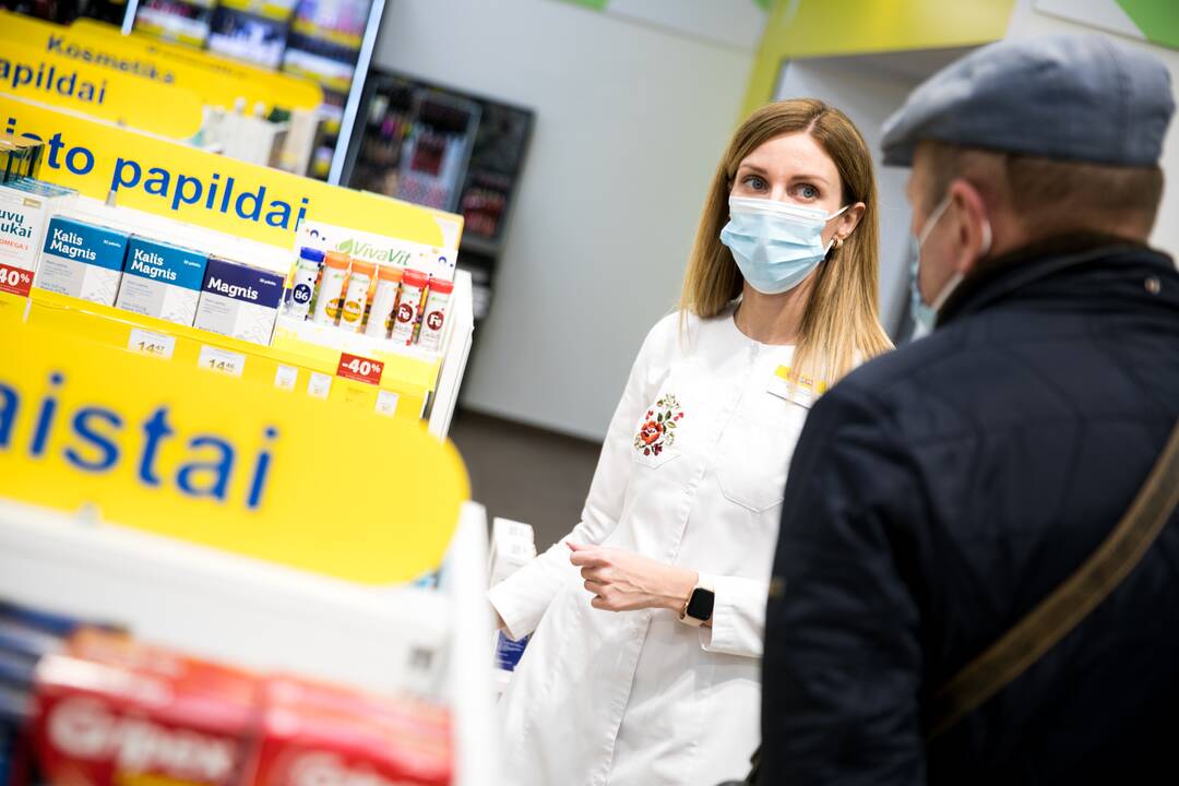 Vaistinėse dažnai ieško medikamentų nuo COVID-19: kuo sergančiam žmogui gali padėti vaistininkas?