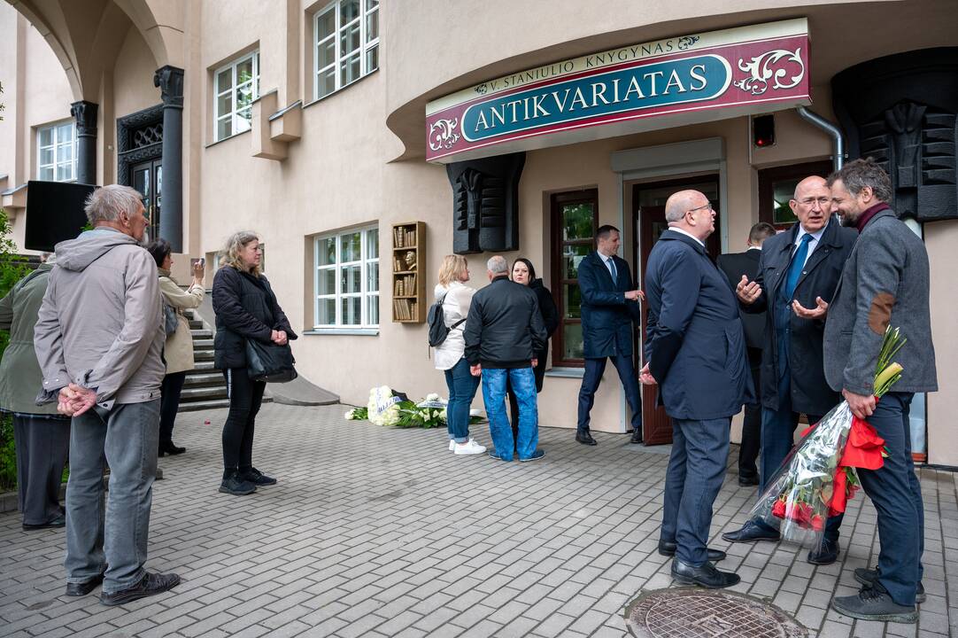 Prie V. Staniulio knygyno atidengta atminimo lenta