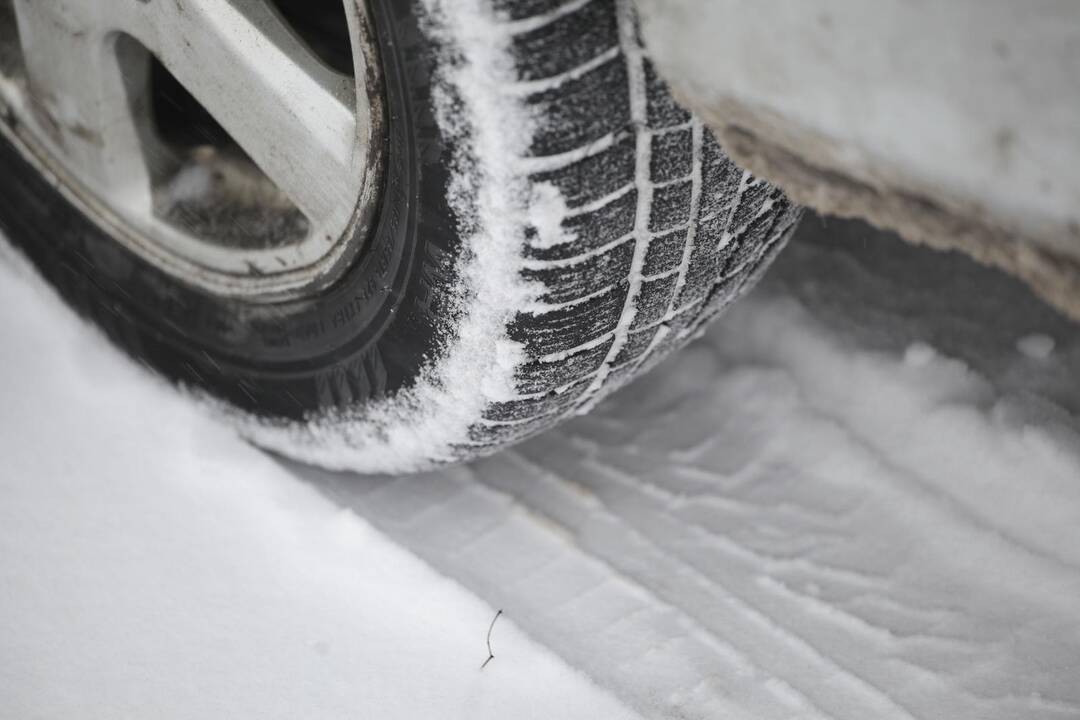 Rytų Lietuvoje eismo sąlygas sunkina snygis, dieną gali formuotis plikledis