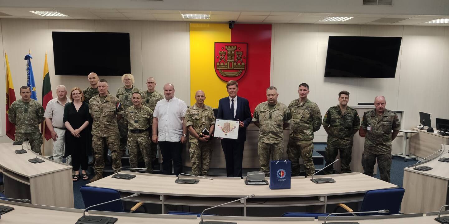 Įvyko: mero pavaduotojas A.Barbšys susitiko su NATO pajėgų integravimo vieneto Lietuvoje kariais.