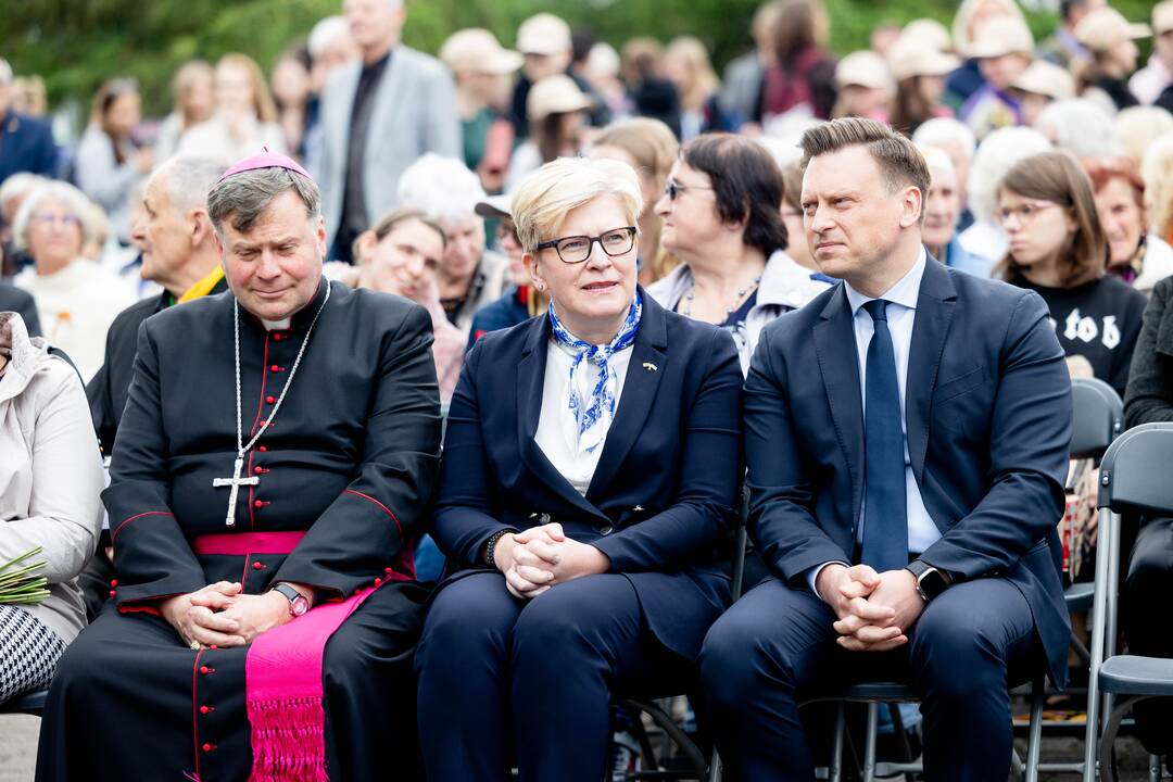 Atminimo valanda prie Naujosios Vilnios geležinkelio stoties memorialo