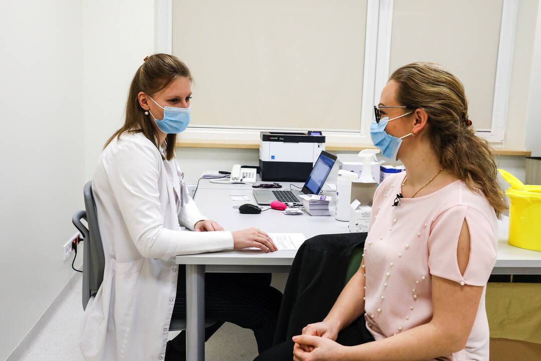Kauno klinikose COVID-19 vakcina pradėti skiepyti medikai