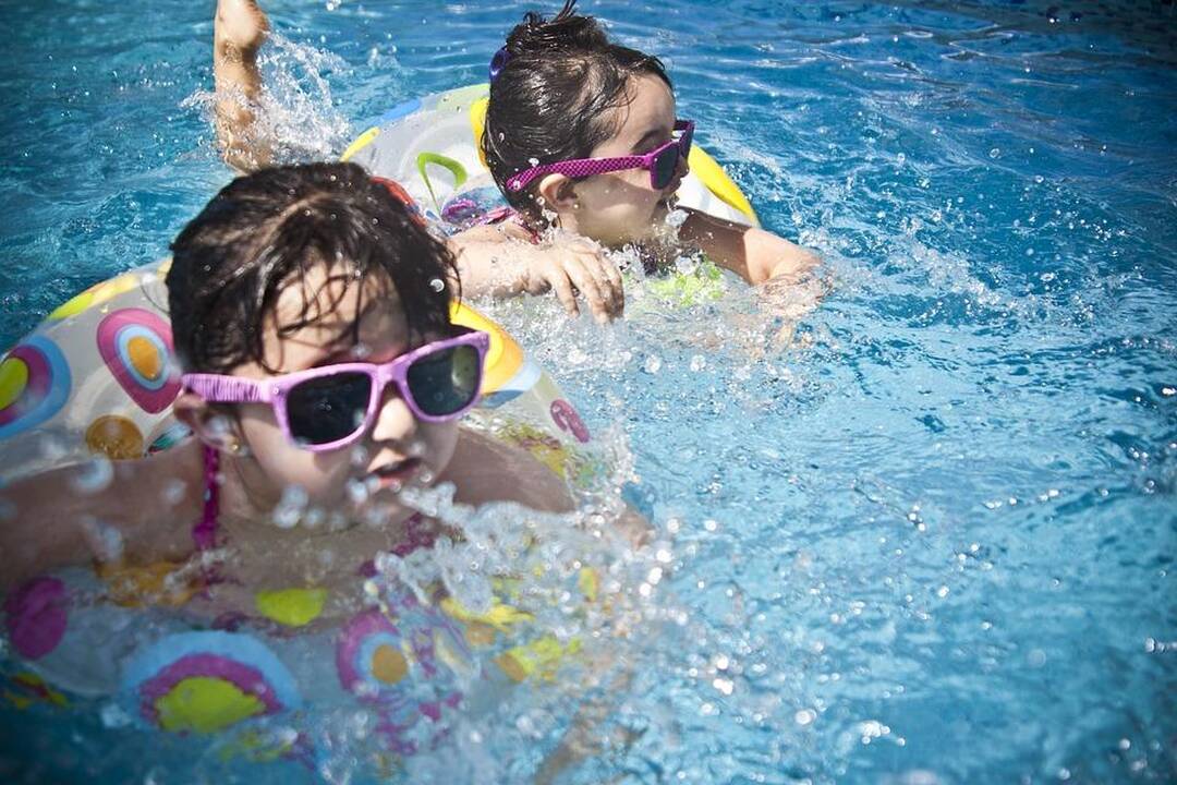 Gydytoja patarė, kiek laiko vaikams sveika maudytis ir būti saulėje