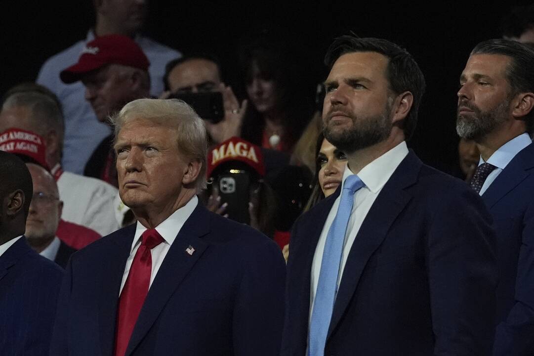 Donaldas Trumpas (kairėje) ir  J. D. Vance